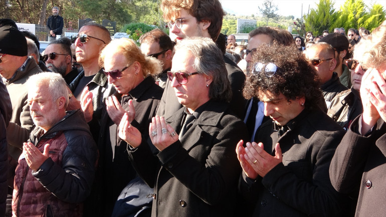 Keman sanatçısı Laçin Akyola acı veda Gözyaşlarıyla son yolculuğuna uğurlandı