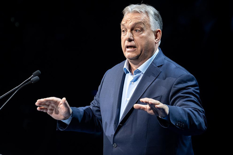 Aşırı sağcılardan gövde gösterisi