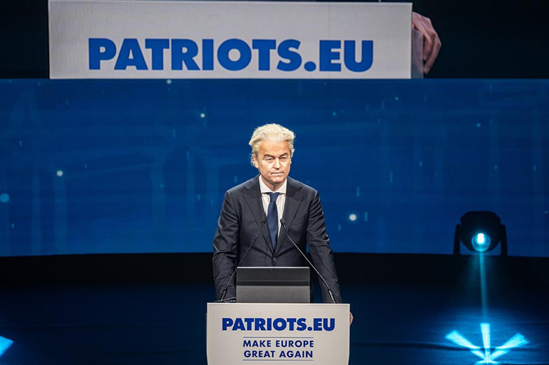 Aşırı sağcılardan gövde gösterisi