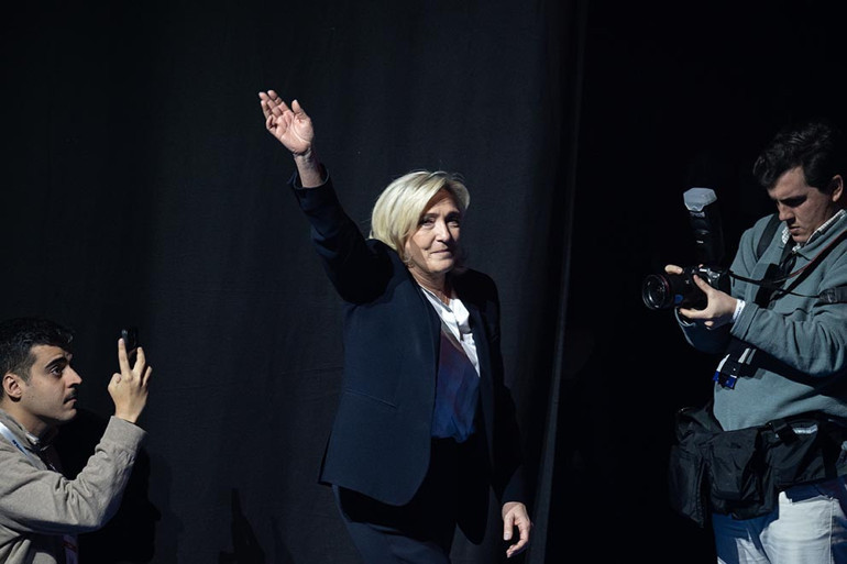 Aşırı sağcılardan gövde gösterisi