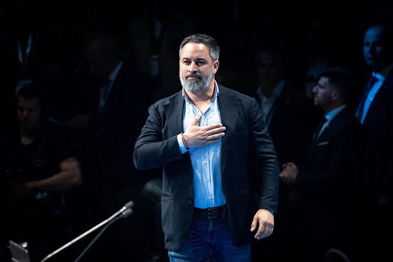 Aşırı sağcılardan gövde gösterisi