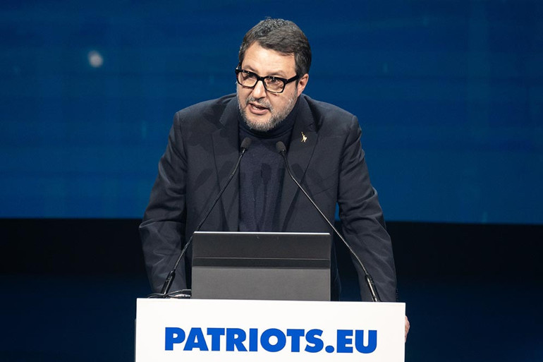 Aşırı sağcılardan gövde gösterisi