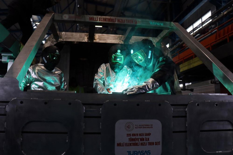 Bakan Uraloğlu, ilk yerli ve milli elektrikli tren setlerinin kaynağını yaptı