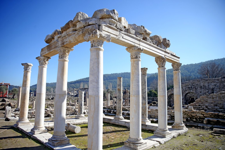 Gladyatörler kenti sütunları ayağa kaldırıldı