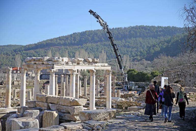 Gladyatörler kenti sütunları ayağa kaldırıldı