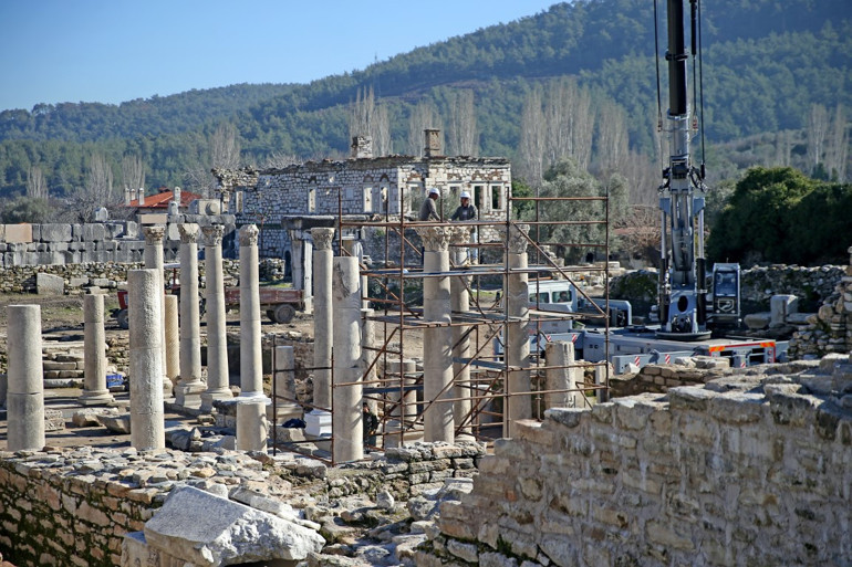 Gladyatörler kenti sütunları ayağa kaldırıldı