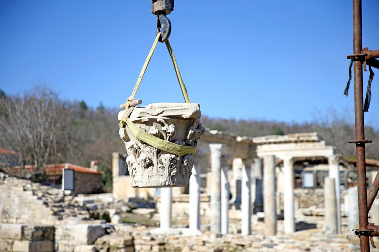 Gladyatörler kenti sütunları ayağa kaldırıldı