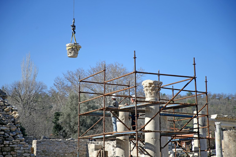 Gladyatörler kenti sütunları ayağa kaldırıldı