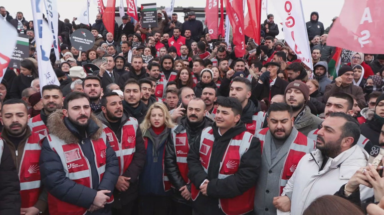 Cumhuriyet Halk Partisi üyeleri Galata Köprüsünde Filistin için toplandı