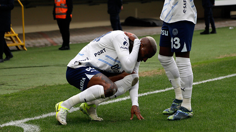 Alanyaspor Fenerbahçe maçında Taliscaya su şişesi atıldı