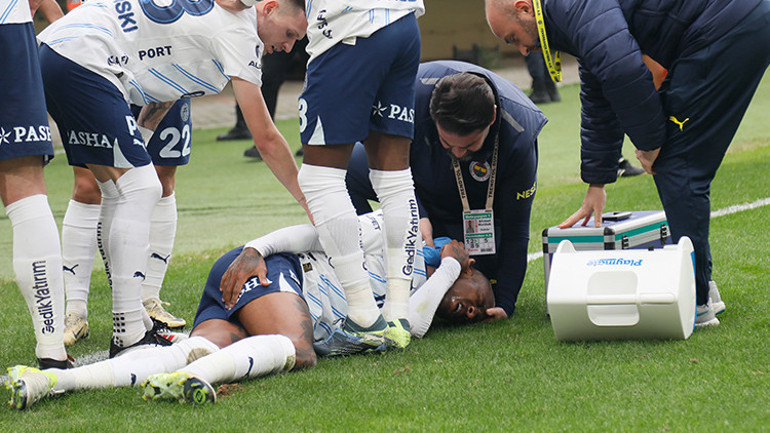 Alanyaspor Fenerbahçe maçında Taliscaya su şişesi atıldı