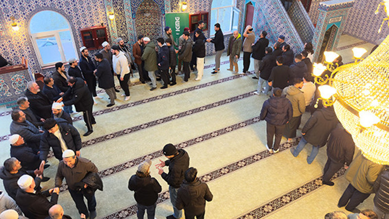 Hollanda’da gençler sabah namazında deprem mağdurları için dua etti