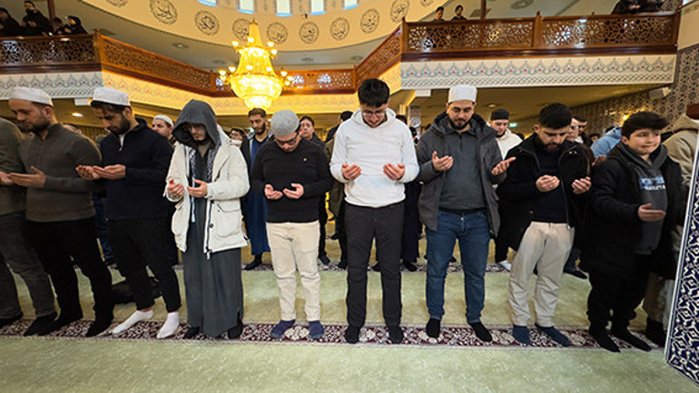 Hollanda’da gençler sabah namazında deprem mağdurları için dua etti