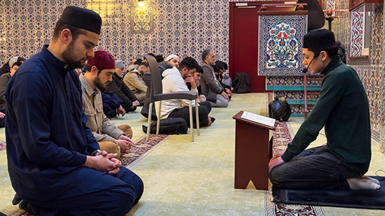 Hollanda’da gençler sabah namazında deprem mağdurları için dua etti