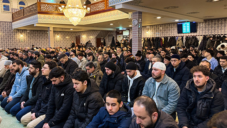 Hollanda’da gençler sabah namazında deprem mağdurları için dua etti