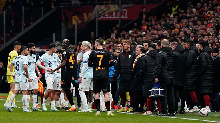 Son Dakika: Adana Demirspor, Galatasaray maçında sahadan çekildi İşte anbean yaşananlar