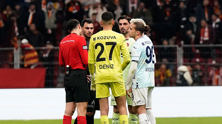 Son Dakika: Adana Demirspor, Galatasaray maçında sahadan çekildi İşte anbean yaşananlar