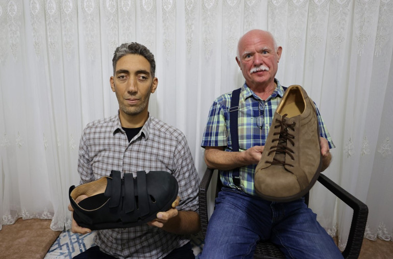 Guinness Rekorlar Kitabına girmişti Dünyanın en uzun adamı yeni ayakkabılarıyla dünyayı gezecek