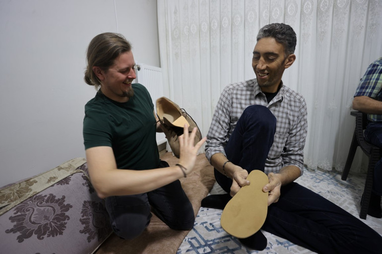 Guinness Rekorlar Kitabına girmişti Dünyanın en uzun adamı yeni ayakkabılarıyla dünyayı gezecek