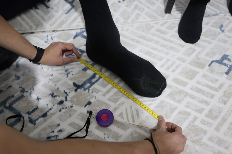 Guinness Rekorlar Kitabına girmişti Dünyanın en uzun adamı yeni ayakkabılarıyla dünyayı gezecek