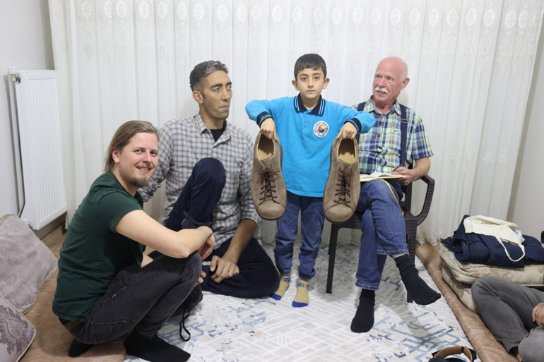 Guinness Rekorlar Kitabına girmişti Dünyanın en uzun adamı yeni ayakkabılarıyla dünyayı gezecek