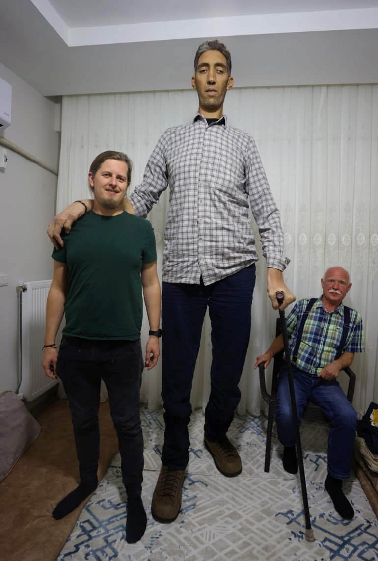 Guinness Rekorlar Kitabına girmişti Dünyanın en uzun adamı yeni ayakkabılarıyla dünyayı gezecek