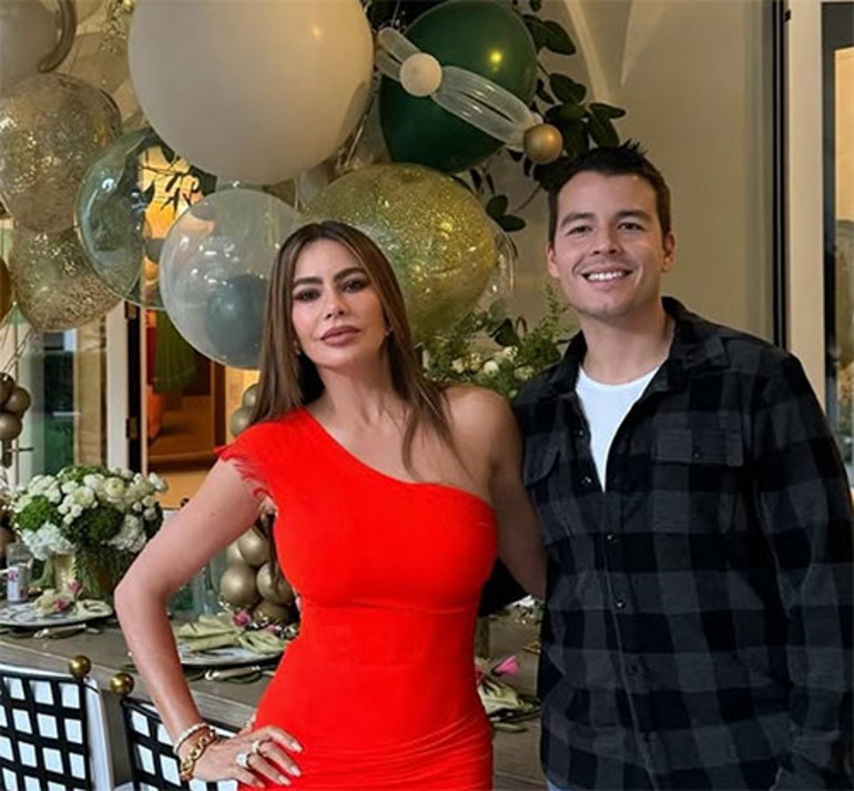 Hangi erkekle yan yana görülse herkes sevgilisi sanıyor... Ama onun tek hayali artık torun sevmek