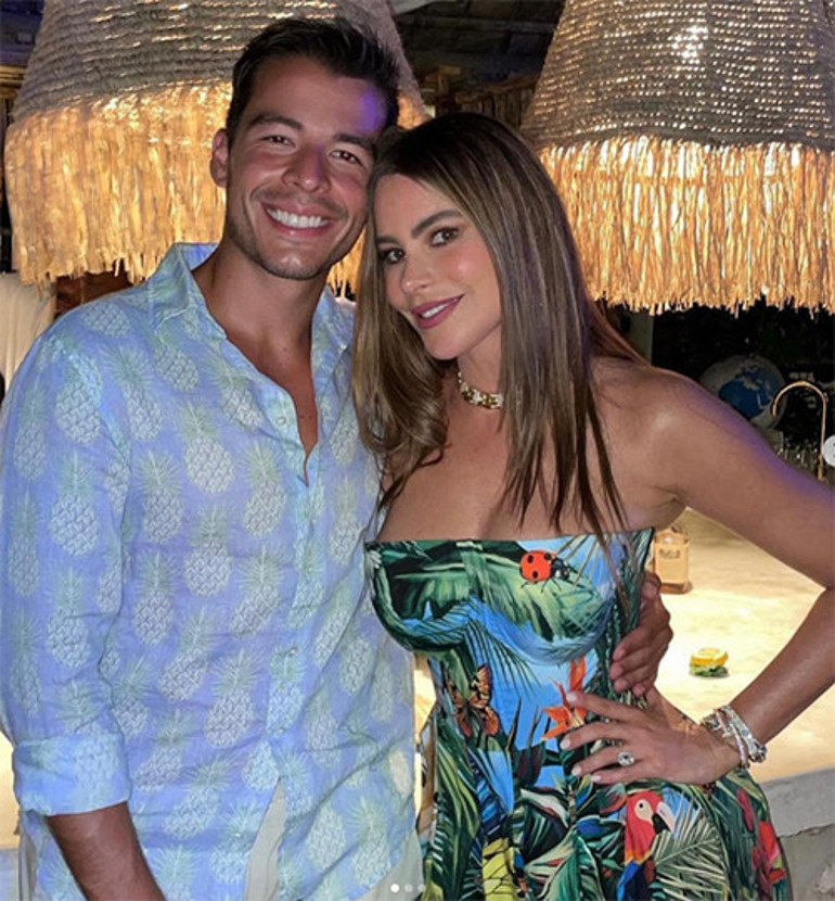 Hangi erkekle yan yana görülse herkes sevgilisi sanıyor... Ama onun tek hayali artık torun sevmek