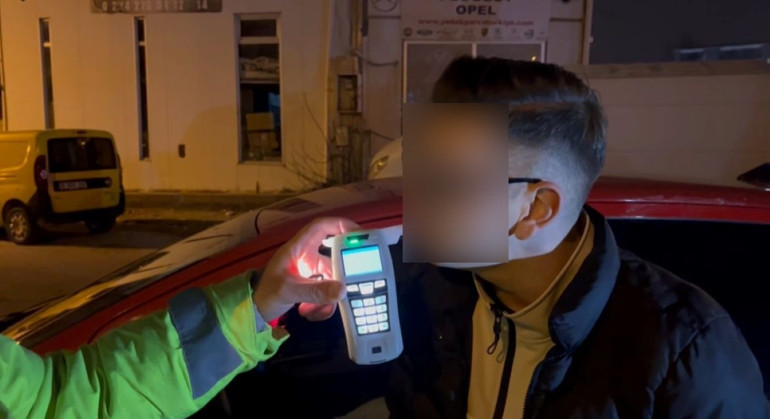 Alkollü sürücü trafik denetiminde promil sınırında kaldı, cezadan kurtuldu