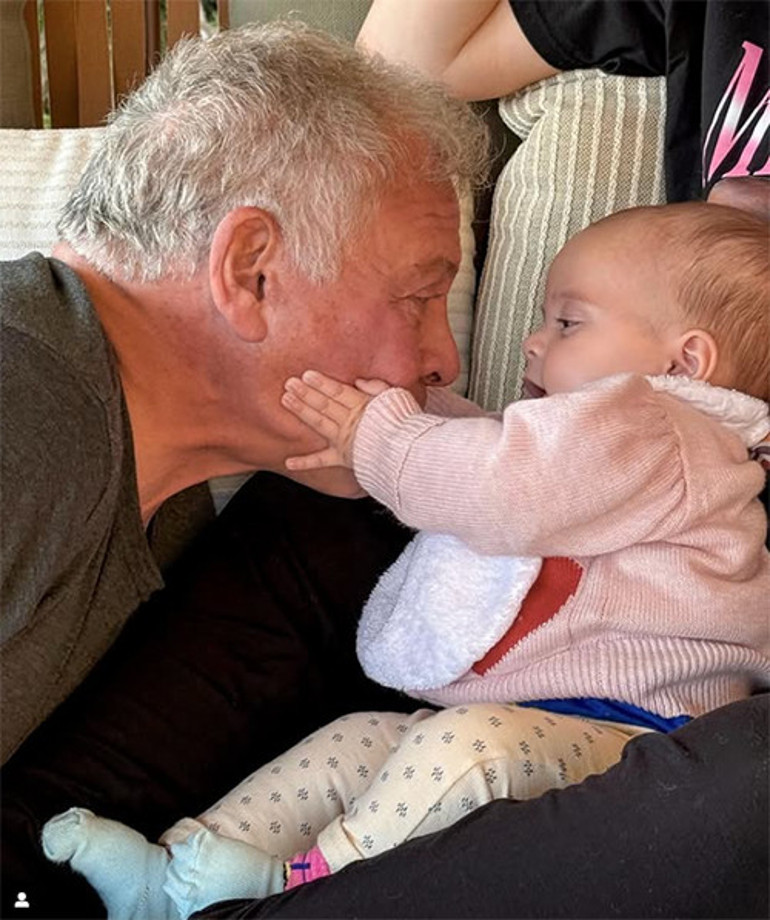 Ünlü ailenin neşesi, dedesinin bir numarası... Bir dokunuşuyla bütün dertler, tasalar uçup gitti