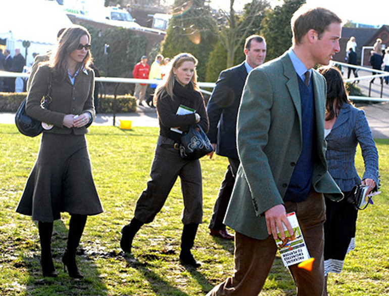 Bize gelin gelmeseydin hala çirkin giyiniyor olacaktın... Zalim şakalar bitmiyor, eski defterler kapanmıyor... 14 yıllık evlilik böyle yürüyor