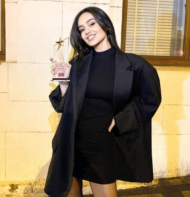 Doğuma günler kala kar altında romantik poz