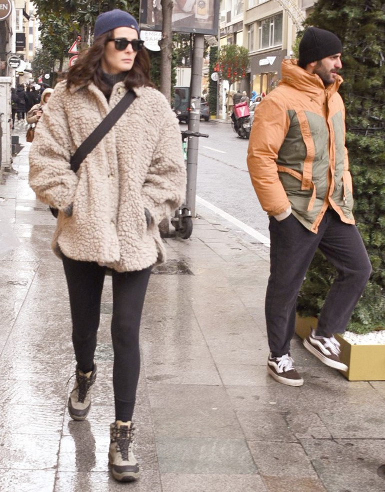 Doğuma günler kala kar altında romantik poz