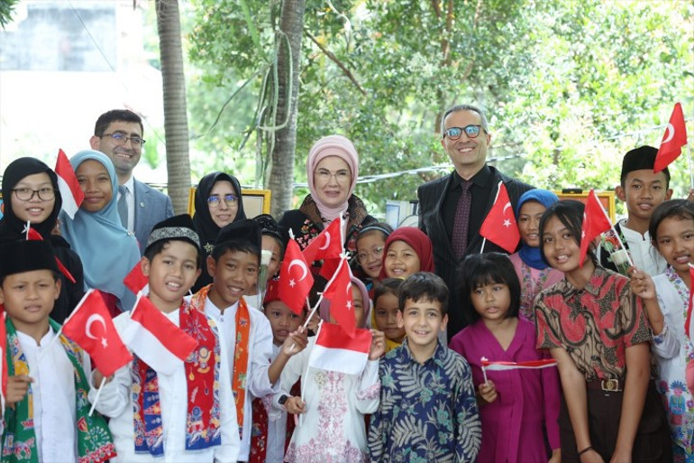 Emine Erdoğan, Endonezyada Yunus Emre Enstitüsünü ziyaret etti