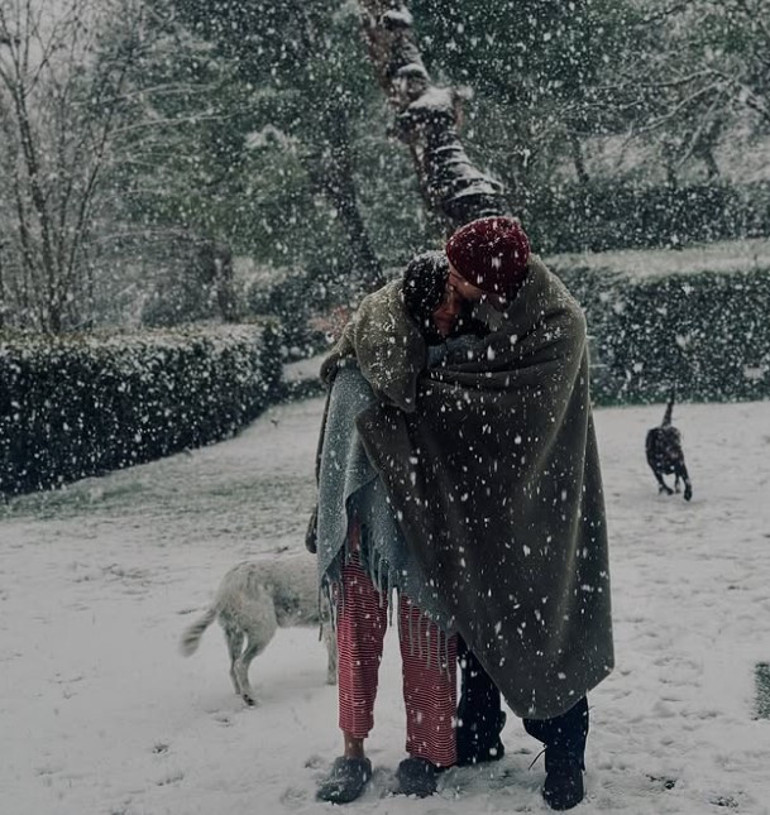 Doğuma günler kala kar altında romantik poz