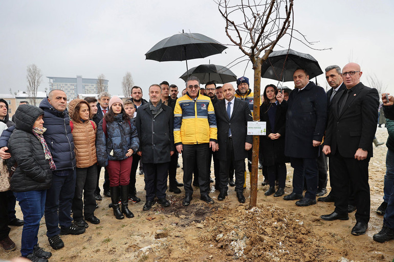 Bayrampaşada fidanlar, yangın felaketinde yitiren 78 can için yeşerecek