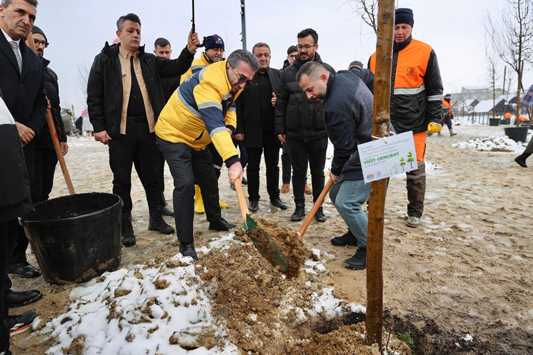 Bayrampaşada fidanlar, yangın felaketinde yitiren 78 can için yeşerecek