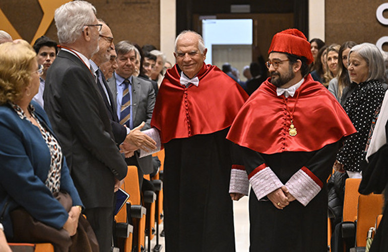 ‘AB, Trump’a teslim olamaz’