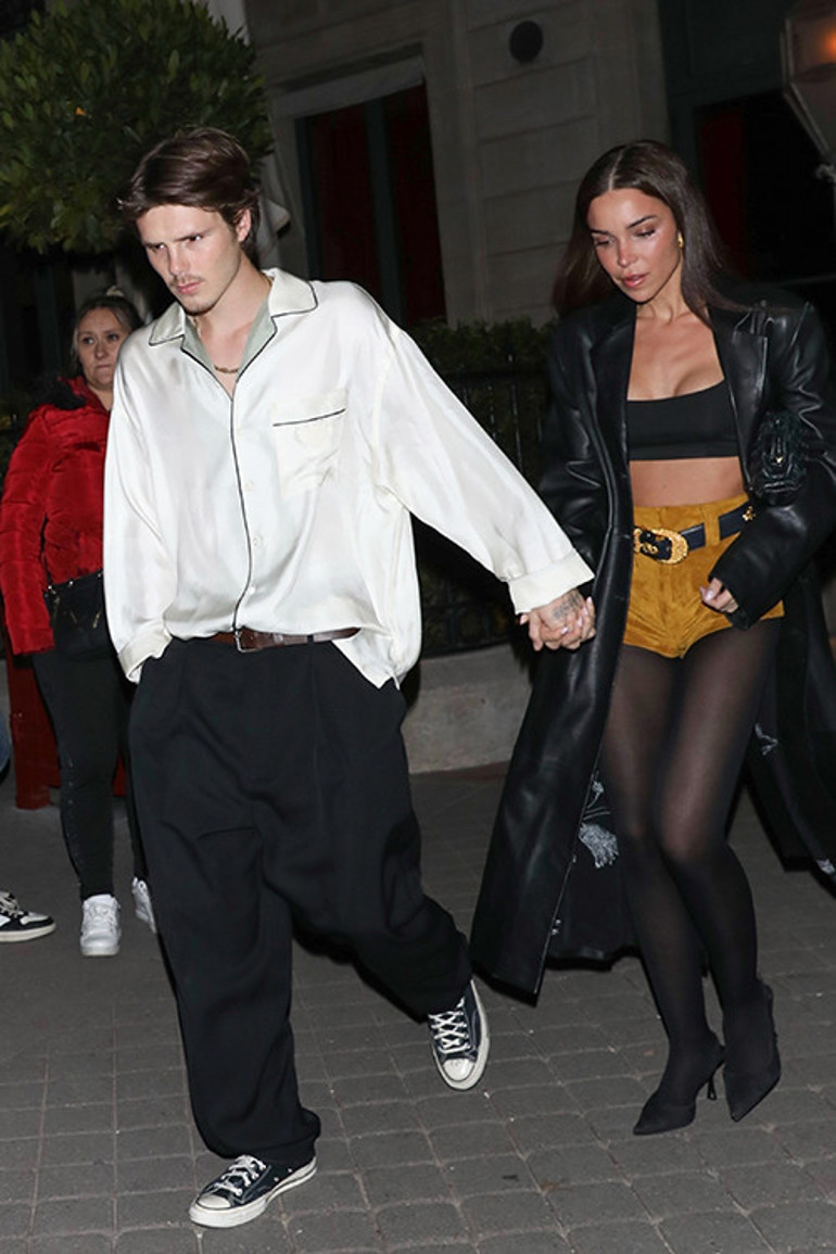 Bakmayın genç kız gibi göründüğüne... Bir değil üç kez kaynana