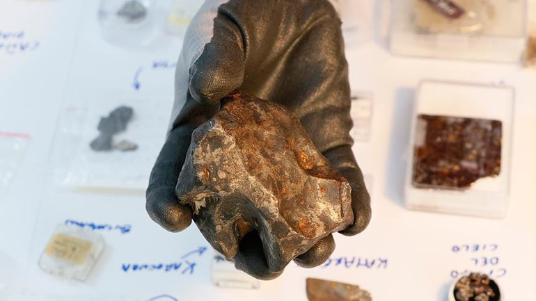 Öğrencilerin merakı gerçeği ortaya çıkardı: Kargaların getirdiği cisim hayrete düşürdü… ‘Sıra dışı bir durum, rögar kapakları etrafında daha çok bulunuyor’