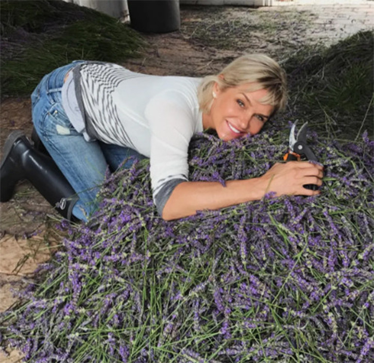 Bir evde eski sevgilisi, diğerinde yeni aşkı... Komşu evlerde huzur içinde yaşayıp gidiyorlar
