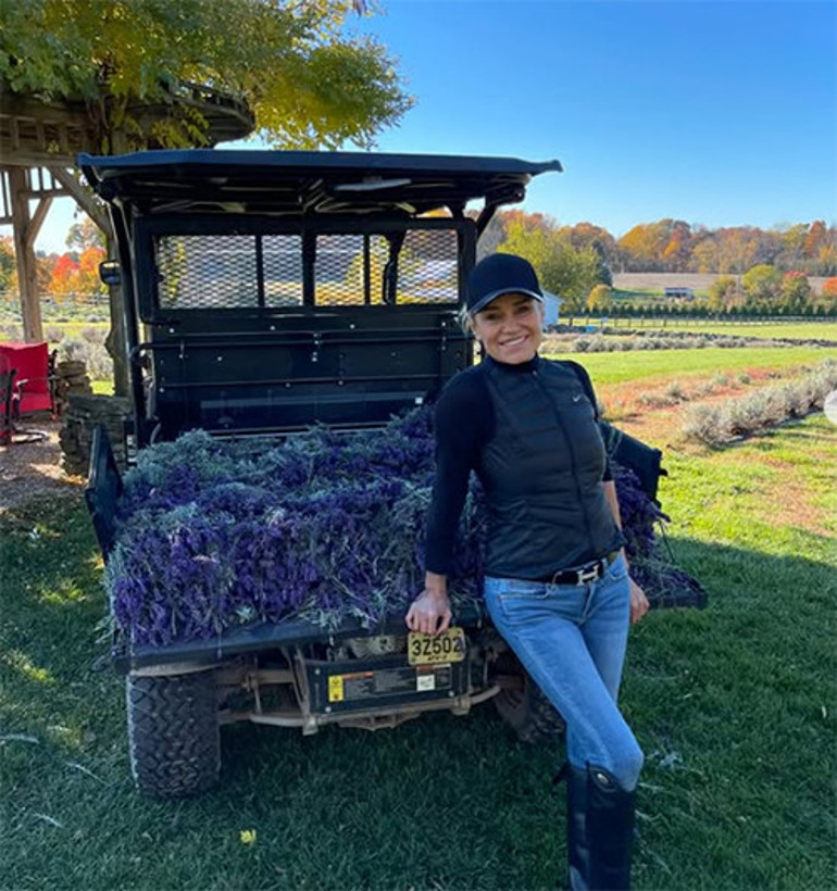 Bir evde eski sevgilisi, diğerinde yeni aşkı... Komşu evlerde huzur içinde yaşayıp gidiyorlar