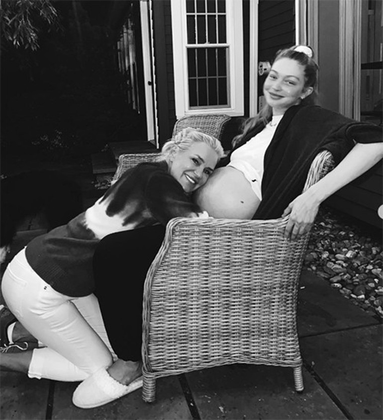 Bir evde eski sevgilisi, diğerinde yeni aşkı... Komşu evlerde huzur içinde yaşayıp gidiyorlar