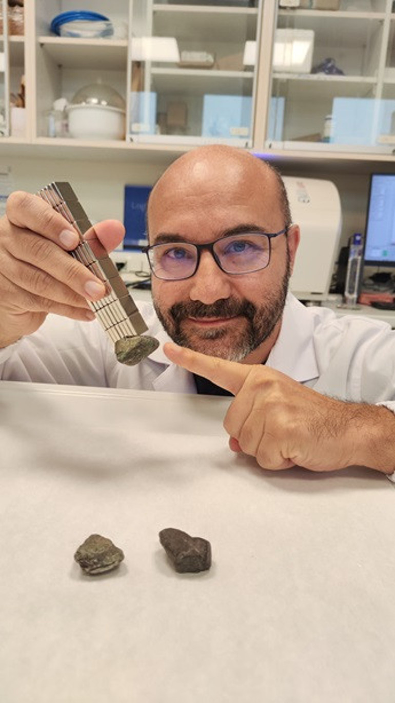 Öğrencilerin merakı gerçeği ortaya çıkardı: Kargaların getirdiği cisim hayrete düşürdü… ‘Sıra dışı bir durum, rögar kapakları etrafında daha çok bulunuyor’