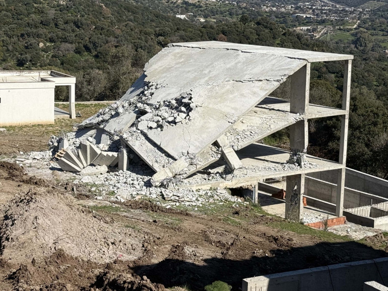 Bodrumda kaçak yapıların yıkımı sırasında gerginlik