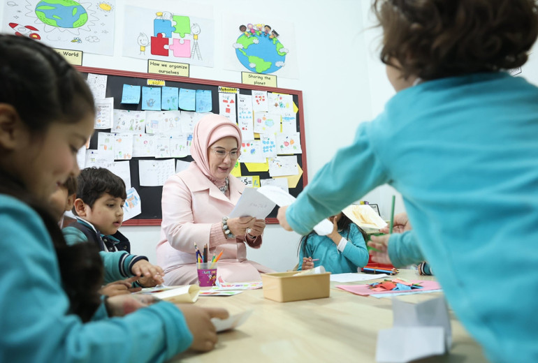 Emine Erdoğan, Pakistanda Pak-Türk Maarif Uluslararası Okulları’nı ziyaret etti