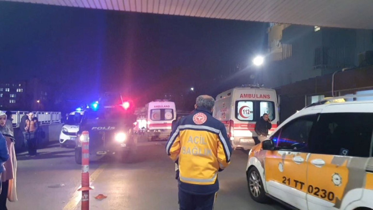 Diyarbakırda mahalle bekçileri ile şüpheliler arasında çatışma; 1 ölü, iki yaralı