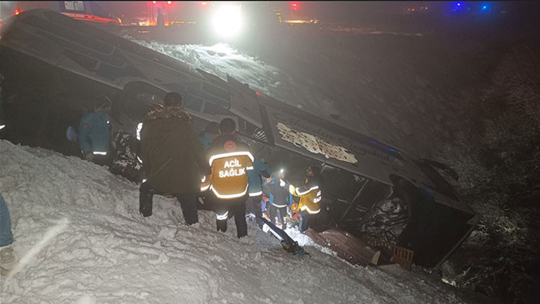 Son dakika haberi Bingölde yolcu otobüsü şarampole devrildi: 5 ölü 38 yaralı