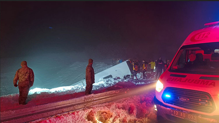 Son dakika haberi Bingölde yolcu otobüsü şarampole devrildi: 5 ölü 38 yaralı