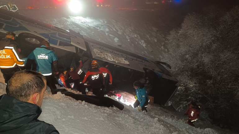 Devrilen otobüste hayatını kaybeden 5 kişinin kimliği belli oldu